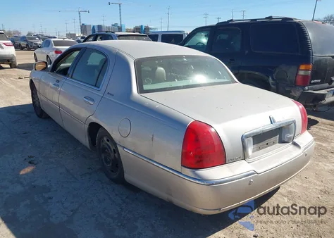 2005 Lincoln Town Car Signature z USA, uszkodzony, nr VIN 1LNHM81WX5Y657787